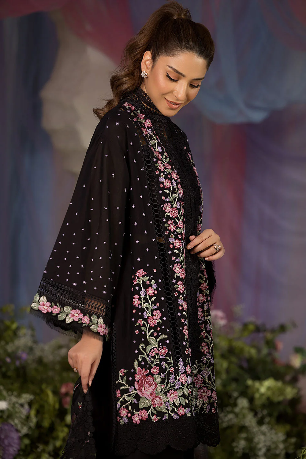 Design 4B Luxury Lawn 2025 Unstitched - Image 3