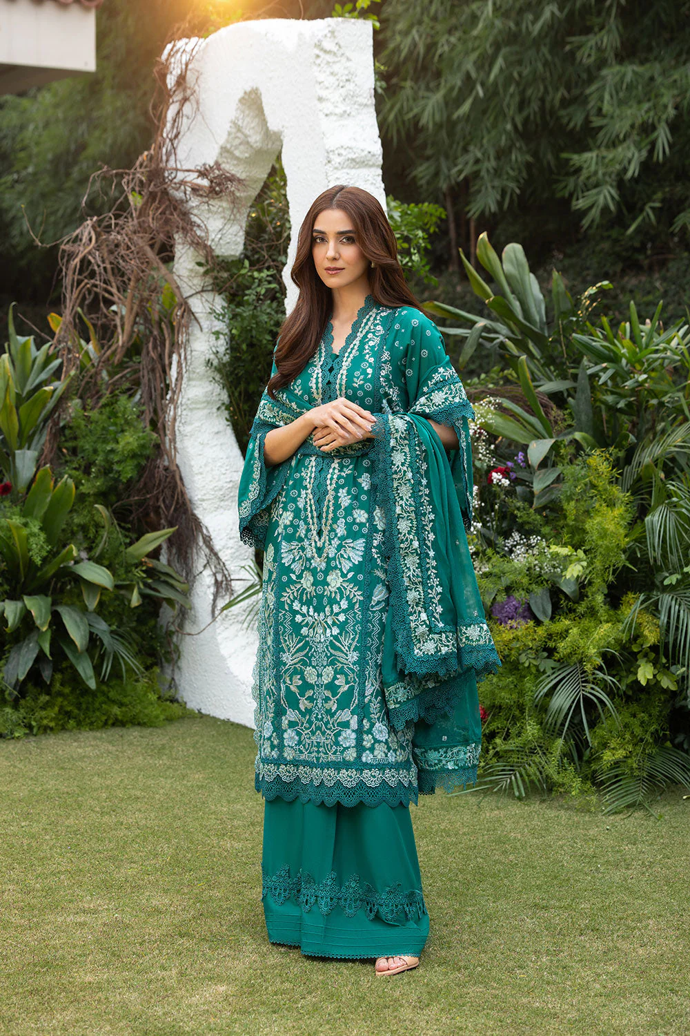 Design 8B Luxury Lawn 2025 Unstitched - Image 3